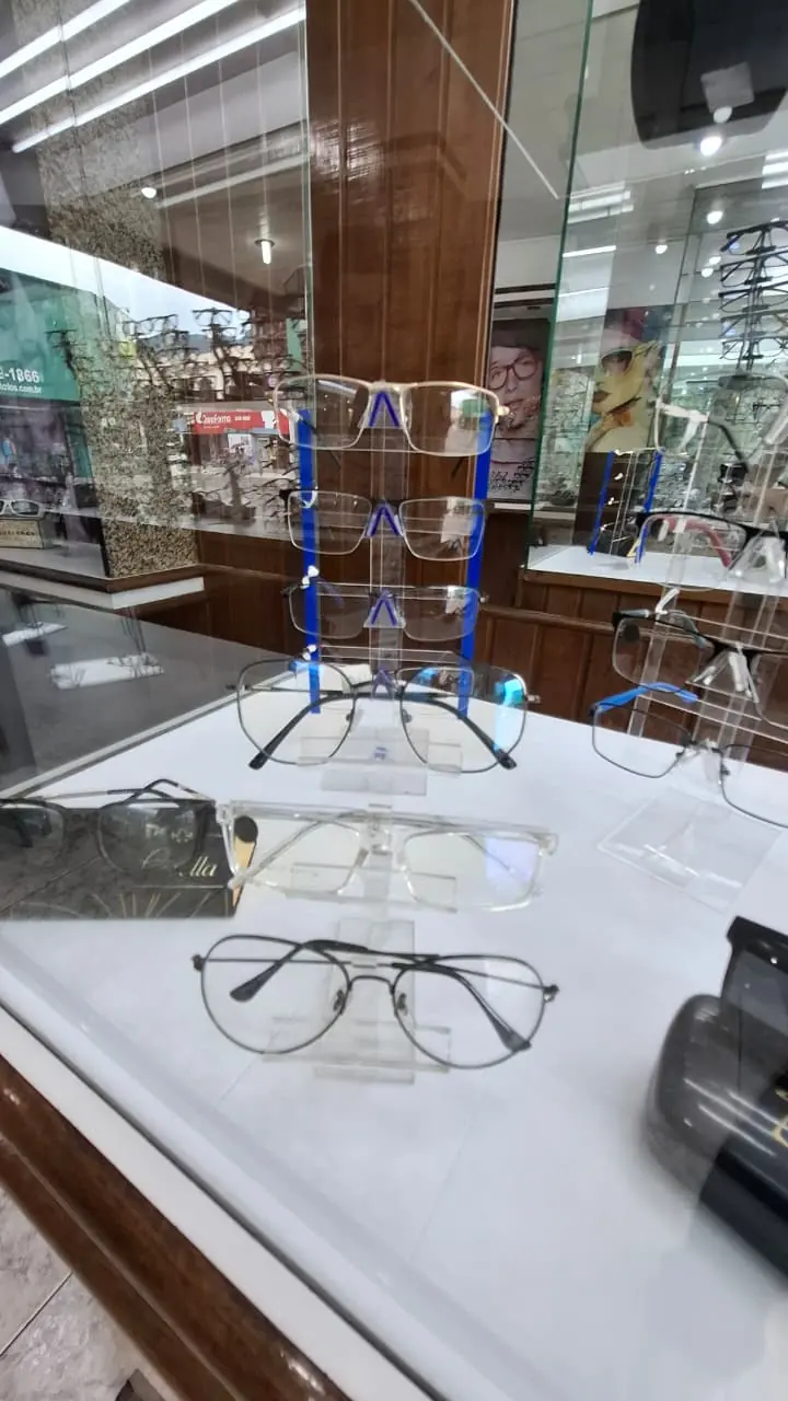 Balcão branco com armações estilo aviador em expositores