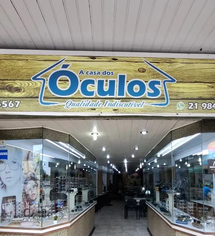 Fachada da A Casa dos Óculos na Avenida de Santa Cruz, em Realengo