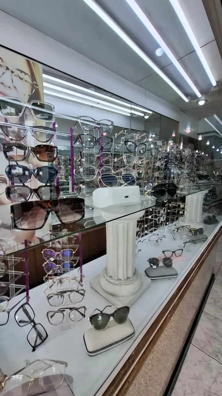 Interior da A Casa dos Óculos com vitrines de armações e óculos de sol