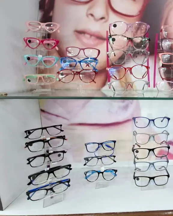 Vitrine com armações infantis coloridas